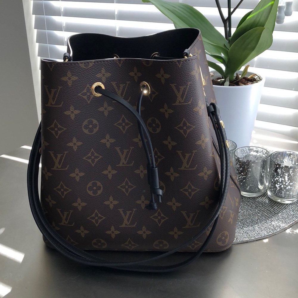 Like new Louis Vuitton Neo Noe in noir